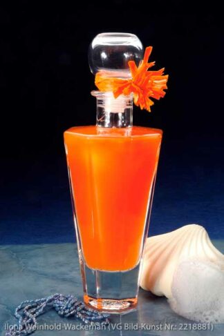 Edition Badetraum 01 Flasche mit Badeöl orange, Muschel, Kette, Schaum © 2007 Ilona Weinhold-Wackernah (VG Bild-Kunst Nr.: 2218881) - https://atelier-an-der-muehle.de
