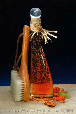 Edition Badetraum 02 Flasche mit Badeöl braun, Blasen, Bürste, Blätter © 2007 Ilona Weinhold-Wackernah (VG Bild-Kunst Nr.: 2218881) - https://atelier-an-der-muehle.de