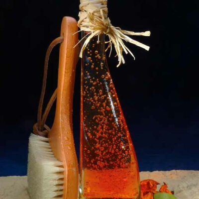 Edition Badetraum 02 Flasche mit Badeöl braun, Blasen, Bürste, Blätter © 2007 Ilona Weinhold-Wackernah (VG Bild-Kunst Nr.: 2218881) - https://atelier-an-der-muehle.de
