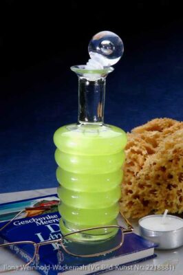 Edition Badetraum 03 Flasche mit Badeöl grün, Buch, Lesebrille, Schwamm und Kerze © 2007 Ilona Weinhold-Wackernah (VG Bild-Kunst Nr.: 2218881) - https://atelier-an-der-muehle.de