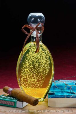 Edition Badetraum 04 Flasche mit Badeöl gelb, Blasen, Zigarre, Streichholzschachtel, Buch und Lesebrille © 2007 Ilona Weinhold-Wackernah (VG Bild-Kunst Nr.: 2218881) - https://atelier-an-der-muehle.de