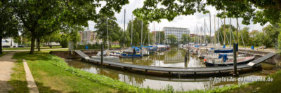 Hauptkanal Fischereihafen 1 © Adrian Wackernah (VG Bild-Kunst Nr.: 2219193) - https://atelier-an-der-muehle.de
