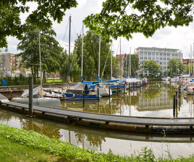 Hauptkanal Fischereihafen 1 © Adrian Wackernah (VG Bild-Kunst Nr.: 2219193) - https://atelier-an-der-muehle.de