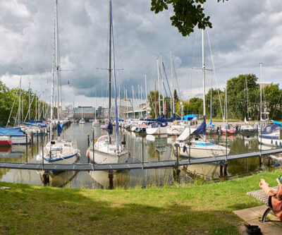 Hauptkanal Fischereihafen 2 © Adrian Wackernah (VG Bild-Kunst Nr.: 2219193) - https://atelier-an-der-muehle.de