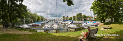 Hauptkanal Fischereihafen 2 © Adrian Wackernah (VG Bild-Kunst Nr.: 2219193) - https://atelier-an-der-muehle.de