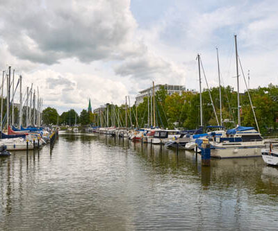 Hauptkanal Fischereihafen 3 © Adrian Wackernah (VG Bild-Kunst Nr.: 2219193) - https://atelier-an-der-muehle.de