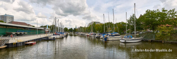 Hauptkanal Fischereihafen 3 © Adrian Wackernah (VG Bild-Kunst Nr.: 2219193) - https://atelier-an-der-muehle.de