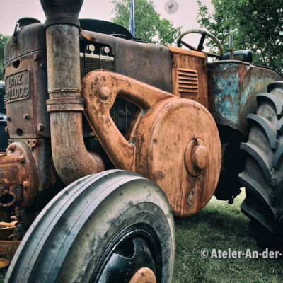 Lanz Bulldog © Adrian Wackernah (VG Bild-Kunst Nr.: 2219193) - https://atelier-an-der-muehle.de
